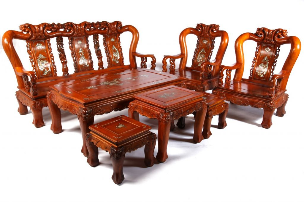 Bàn ghế gỗ gụ sở hữu các đường nét tinh tế, tỉ mỉ